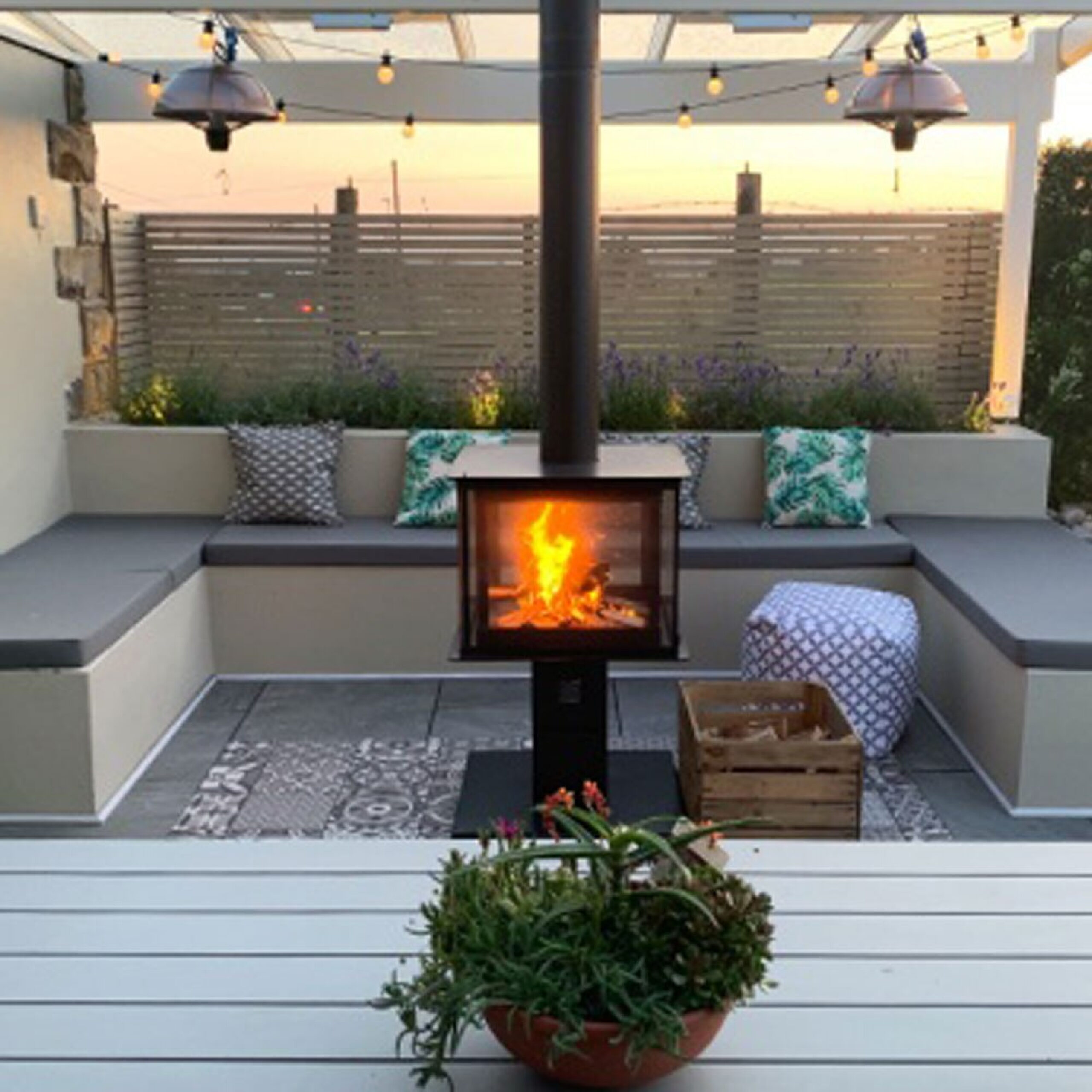 Șemineu de exterior - A.Caminetti, Model Outdoor 4D - Geam panoramic 360°, 4 suprafețe vitrate, 11 KW, randament 80%, instalare rapidă, Garanție 5 ani.